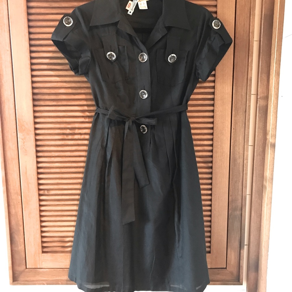 BLACK BUTTON FRONT KENSIE DRESS!